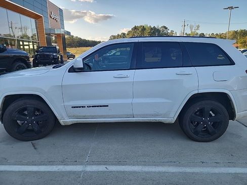 Used 2017 Jeep Grand Cherokee Altitude image 7