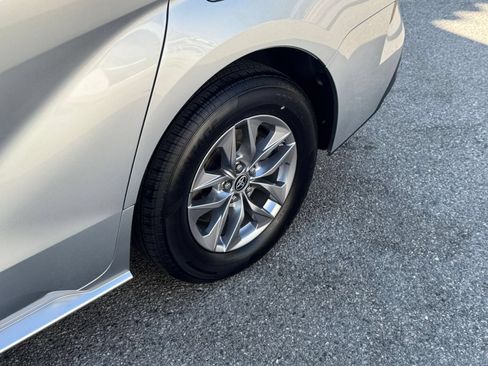 Used 2025 Toyota Sienna XLE FWD image 29