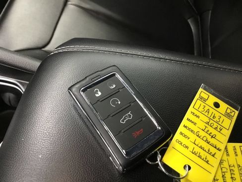 Used 2024 Jeep Grand Cherokee Limited AWD/4WD image 10