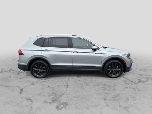 Used 2024 Volkswagen Tiguan SE AWD/4WD image 9