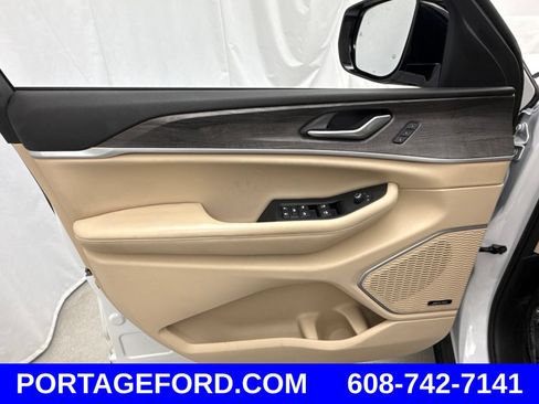 Certified 2023 Jeep Grand Cherokee Limited w/ Trailer Tow Prep Group (B) AWD/4WD image 12