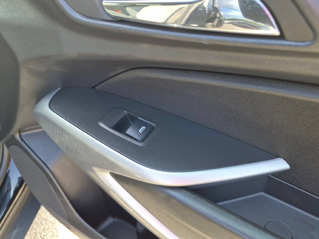 Used 2025 Chevrolet Trax LS FWD image 33