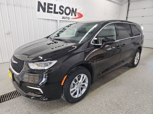 New 2026 Chrysler Pacifica Select image 4