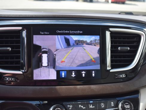 Used 2020 Chrysler Pacifica Touring-L Plus w/ Tire & Wheel Group image 18