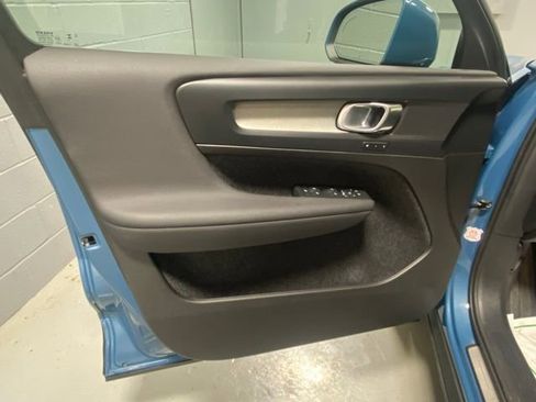 Used 2025 Volvo XC40 B5 Core image 7