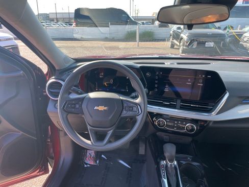 Used 2025 Chevrolet Trax LT image 33