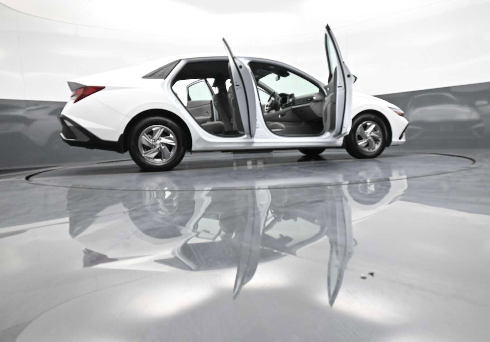 Used 2025 Hyundai Elantra SE FWD image 47