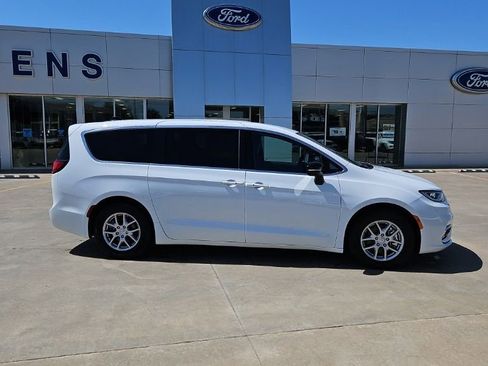 Used 2025 Chrysler Pacifica Select FWD image 3