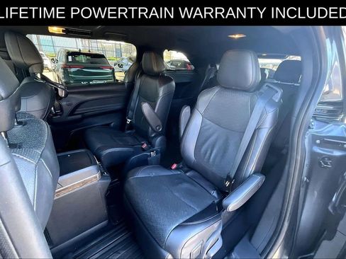 Used 2025 Toyota Sienna Platinum image 28