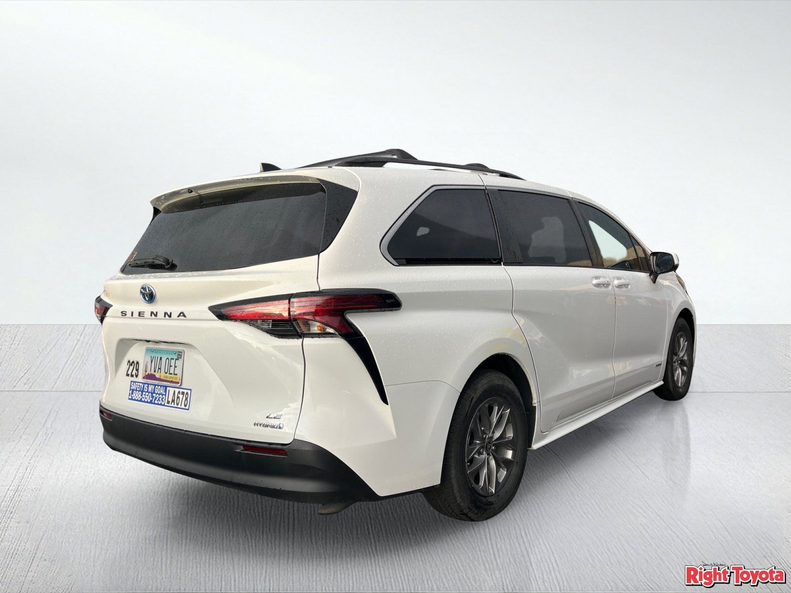 Used 2021 Toyota Sienna LE FWD image 4