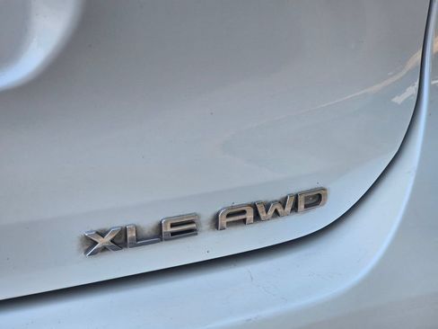 Used 2020 Toyota Highlander XLE AWD/4WD image 21