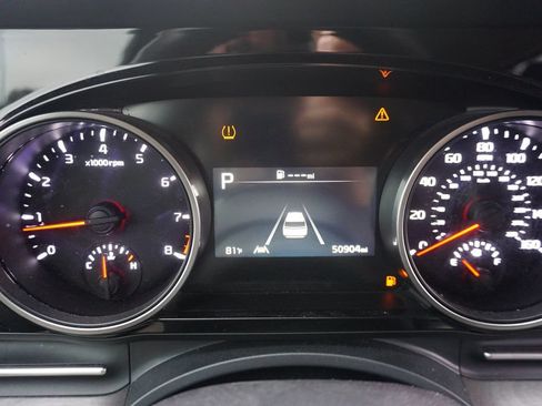 Used 2024 Kia Carnival EX FWD image 6