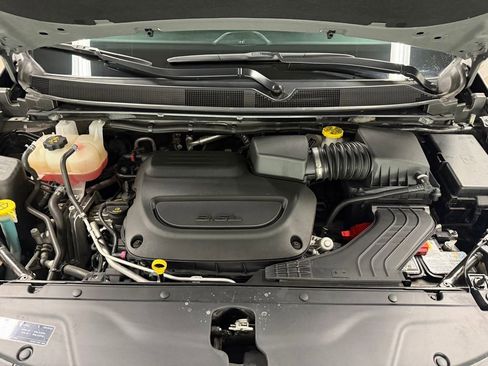 Used 2022 Chrysler Pacifica Touring-L w/ Uconnect Theater Family Group image 40