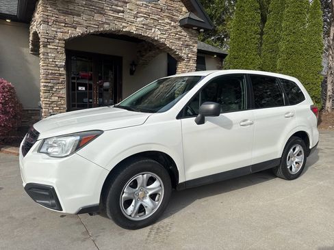 Used 2017 Subaru Forester 2.5i image 2