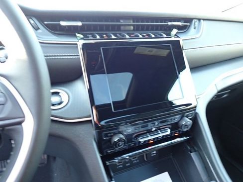 New 2025 Jeep Grand Cherokee L Altitude image 19