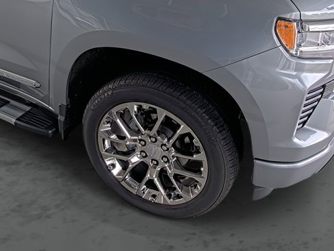 Used 2025 Chevrolet Silverado 1500 High Country w/ High Country Premium Package AWD/4WD image 16