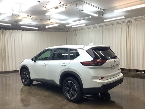 Used 2024 Nissan Rogue SV image 9