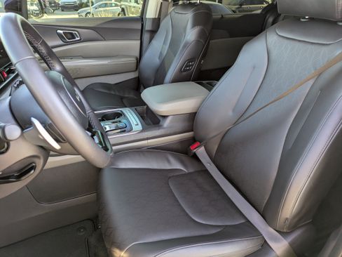 Certified 2025 Kia Carnival EX image 27