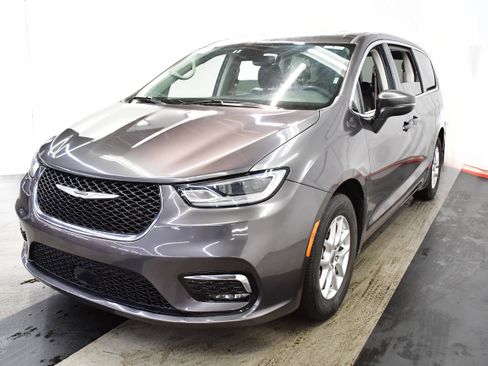 Used 2023 Chrysler Pacifica Touring-L FWD image 4
