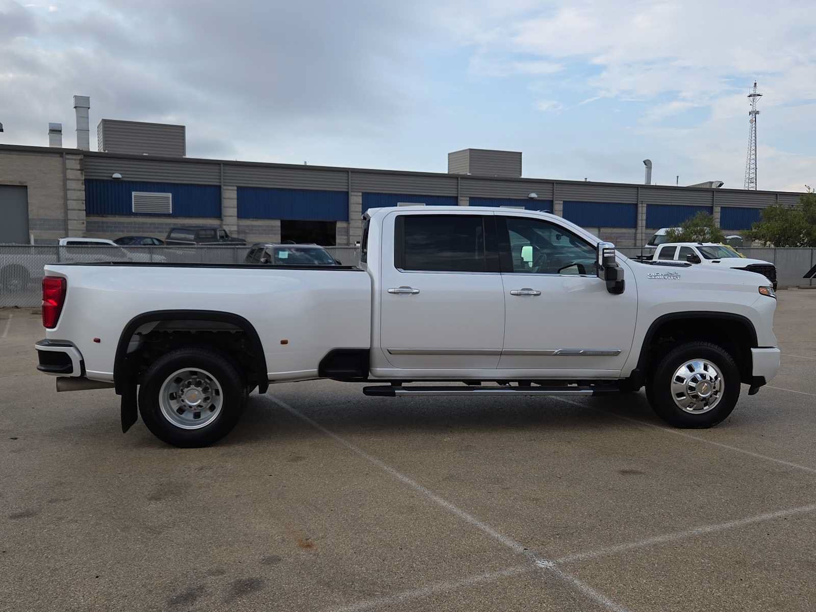 Used 2025 Chevrolet Silverado 3500 High Country w/ Technology Package AWD/4WD image 9