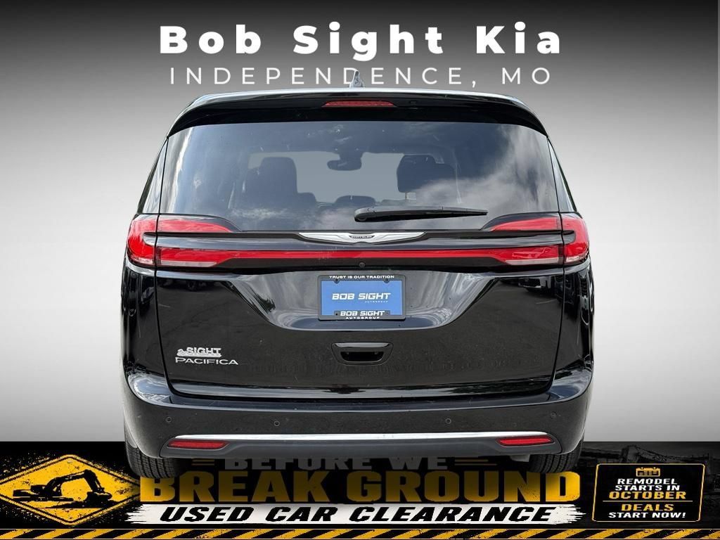 Used 2024 Chrysler Pacifica Touring-L FWD image 10