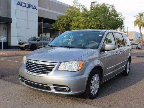 Used 2014 Chrysler Town & Country Touring FWD image 10