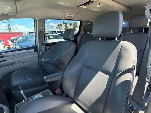 Used 2011 Volkswagen Routan SE image 7