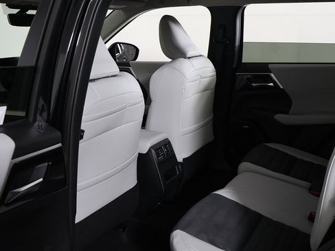 New 2025 Mitsubishi Outlander SE image 29