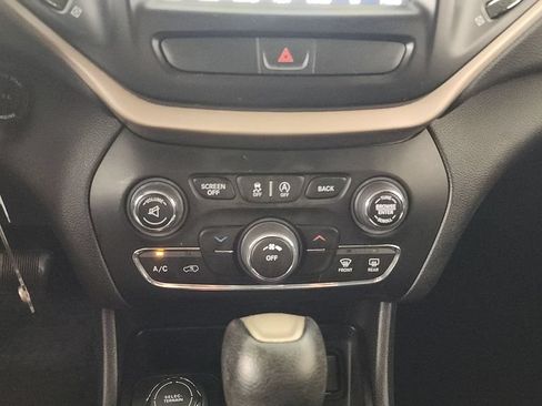 Used 2017 Jeep Cherokee Latitude w/ Comfort & Sound Group AWD/4WD image 15