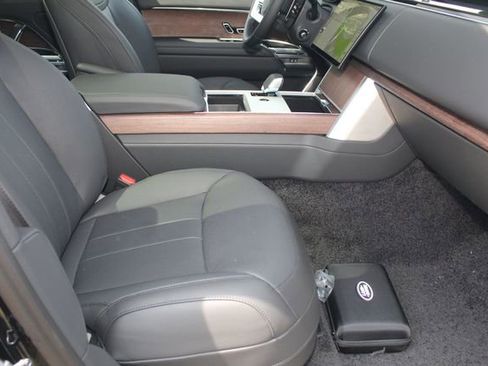 New 2025 Land Rover Range Rover SE image 3