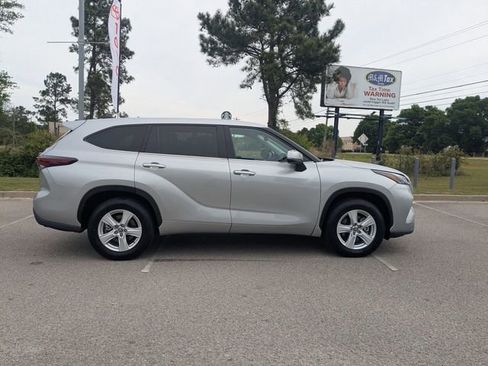 Used 2025 Toyota Highlander LE FWD image 2