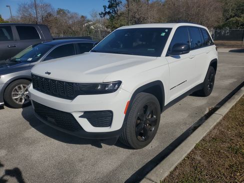 Used 2023 Jeep Grand Cherokee Altitude image 3