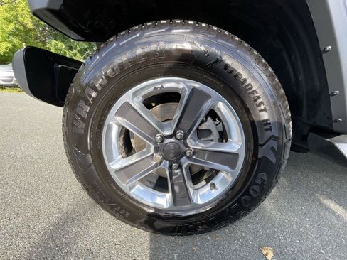 Used 2018 Jeep Wrangler Unlimited Sahara AWD/4WD image 26