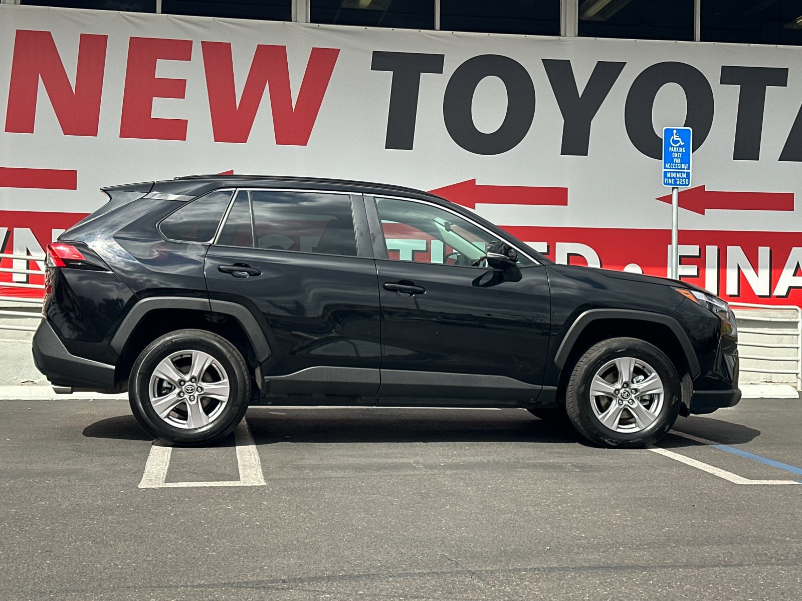 Used 2025 Toyota RAV4 XLE AWD/4WD image 6