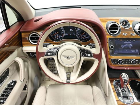 Used 2020 Bentley Bentayga Plug-In Hybrid image 27