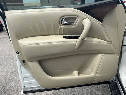 Used 2011 INFINITI QX56 4WD w/ Deluxe Touring Pkg image 12