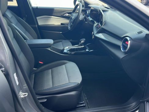 Used 2025 Chevrolet Trax LT image 13