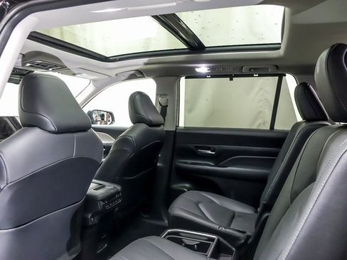 Used 2025 Toyota Grand Highlander AWD image 9
