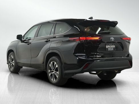 Used 2025 Toyota Highlander XLE image 3