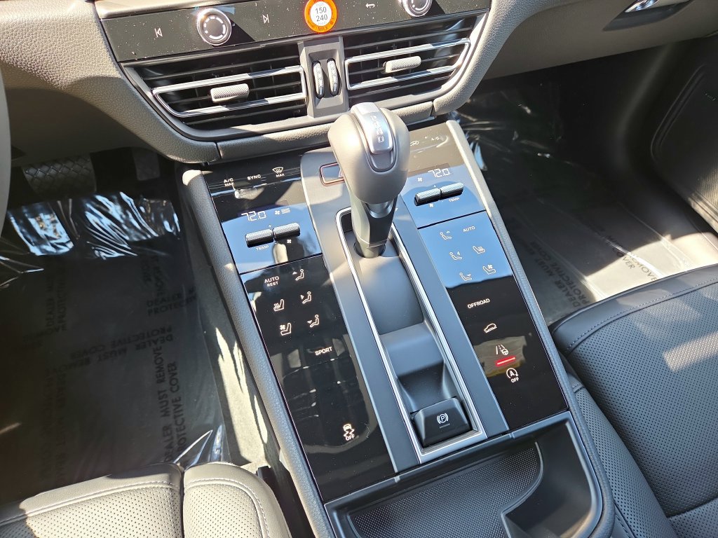 Certified 2026 Porsche Macan AWD/4WD image 10