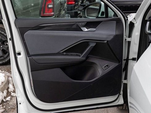 Used 2025 Volkswagen Tiguan SE image 11