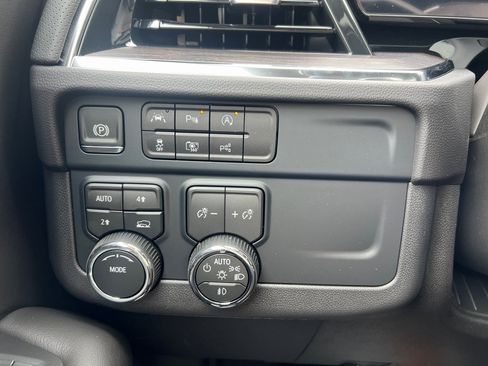 New 2025 Chevrolet Suburban Premier image 11