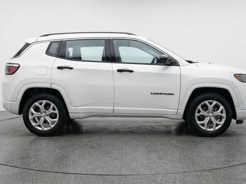 Used 2025 Jeep Compass Latitude AWD/4WD image 11