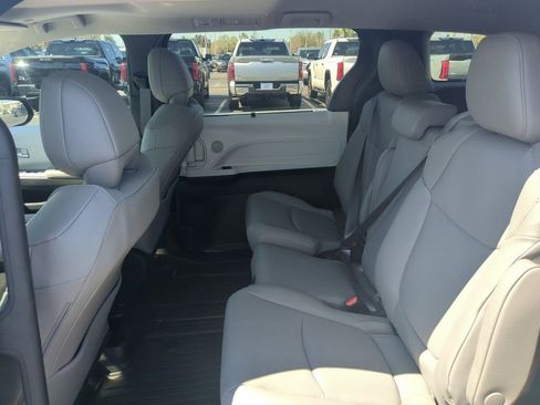 New 2025 Toyota Sienna XLE image 9