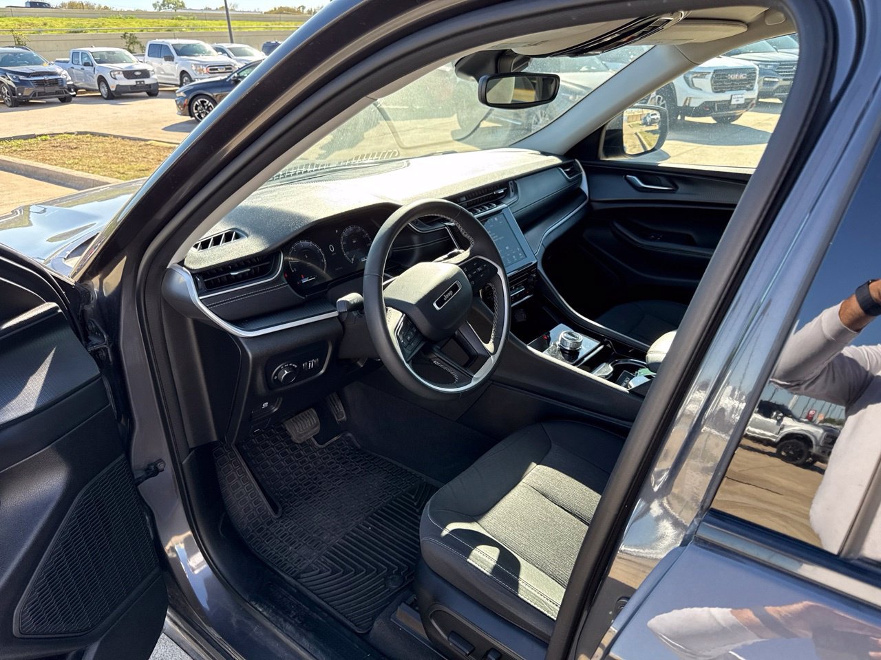 Used 2023 Jeep Grand Cherokee Laredo AWD/4WD image 20