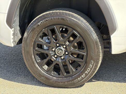 Used 2024 Toyota Tundra Limited AWD/4WD image 33