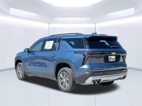 Used 2025 Chevrolet Traverse LT w/ Driver Confidence Package AWD/4WD image 4