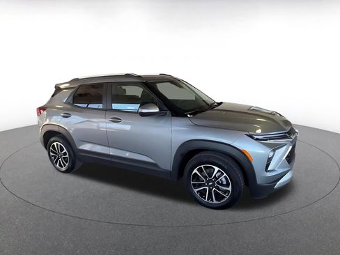 Used 2025 Chevrolet TrailBlazer LT image 2