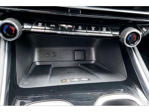 Used 2025 Chevrolet Traverse LT image 24