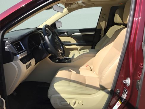 Certified 2018 Toyota Highlander XLE AWD/4WD image 18
